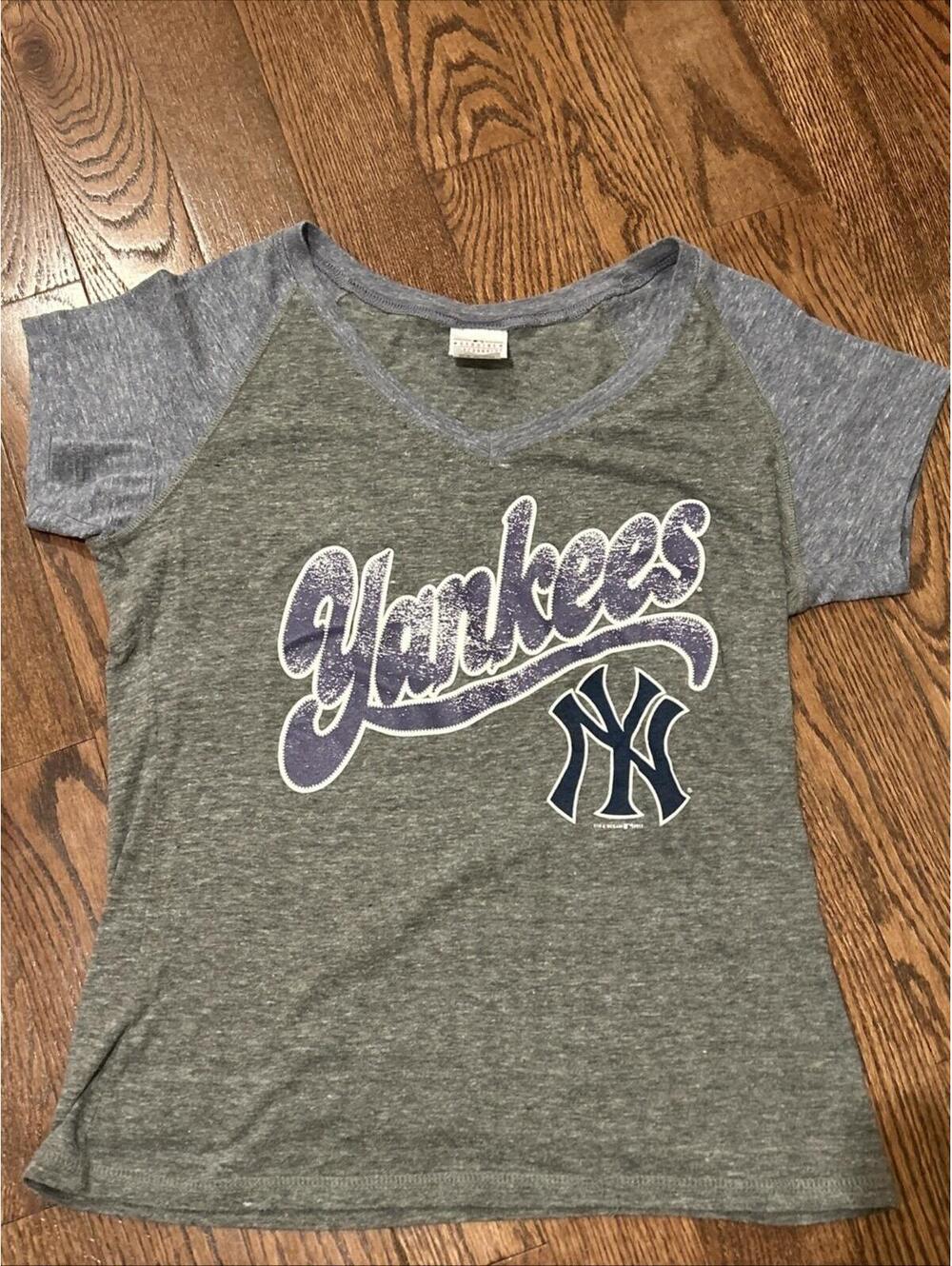 Yankees MLB Shirt Womens Medium V-Neck Genuine Merchandise Top Short Sleeve-XL